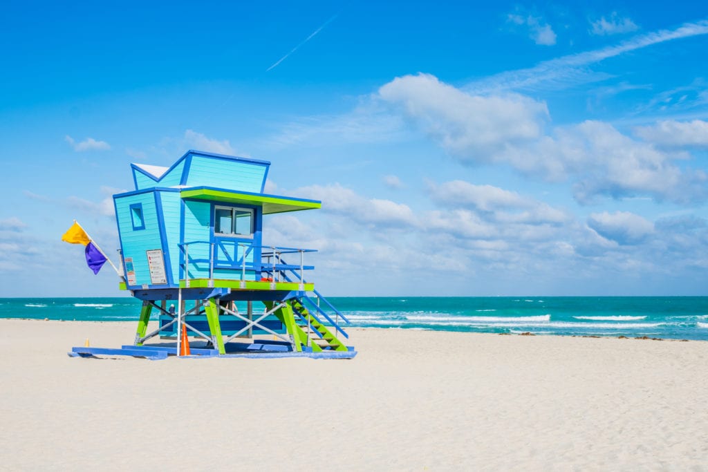 Kolorowe budki ratowników w Miami Beach, Floryda