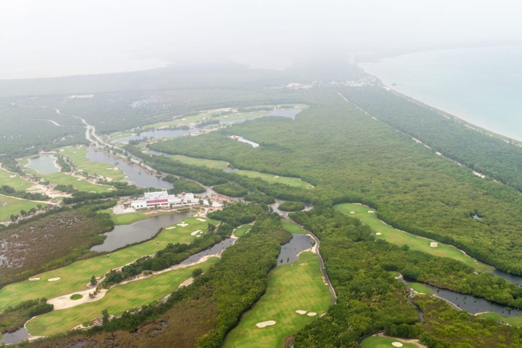 Pola golfowe niedaleko Cancún Meksyk