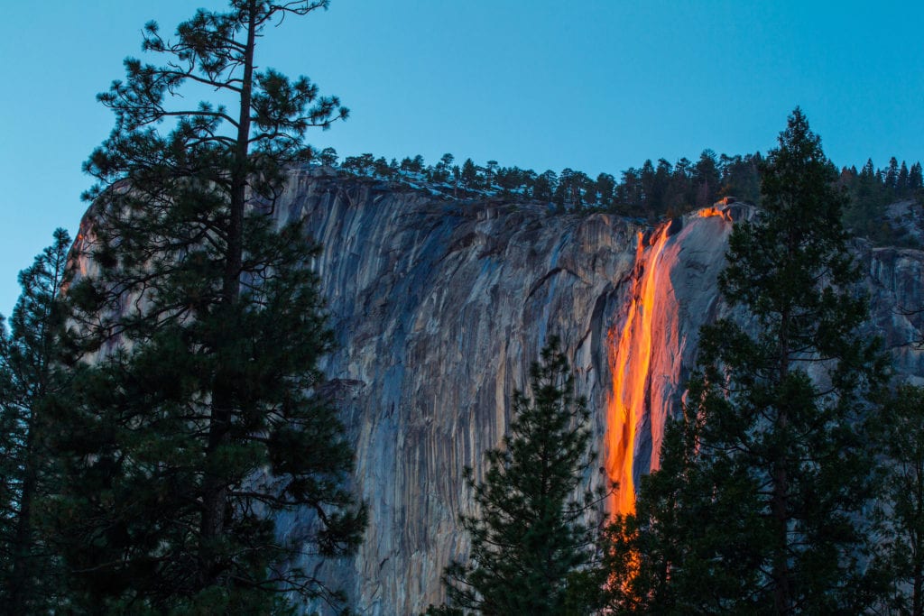 Wodospad Horsetail, jedna z top atrakcji Parku Narodowego Yosemite, USA