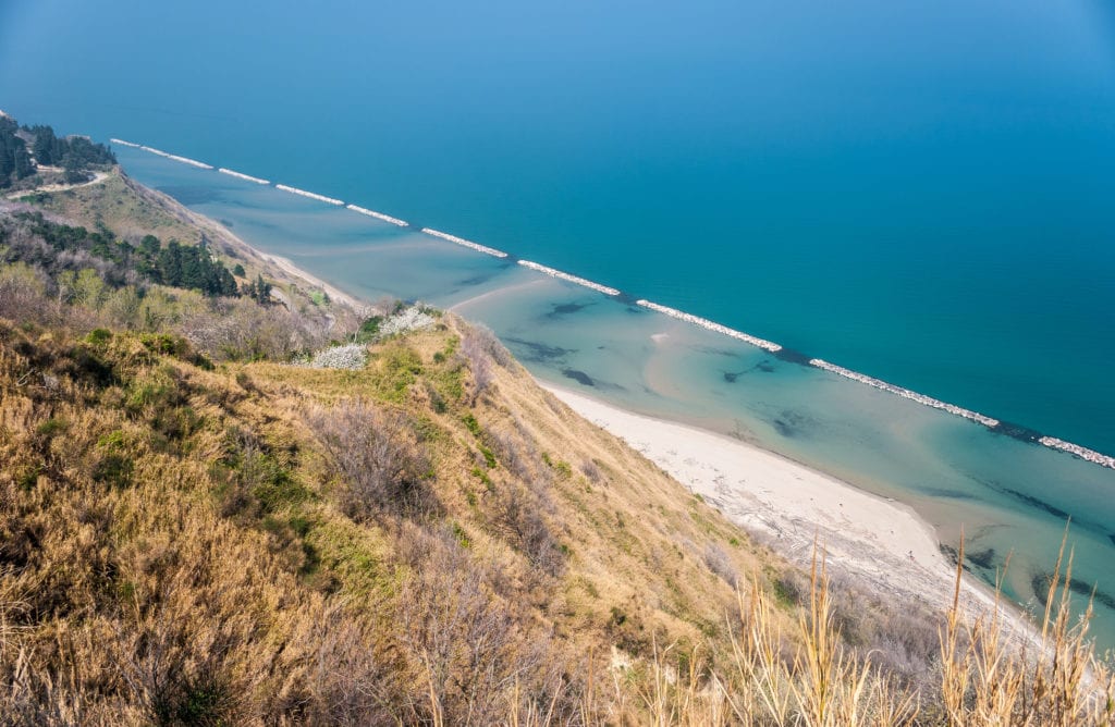 Pas wybrzeża niedaleko Pesaro, w parku Monte San Bartolo, Włoskie wybrzeże