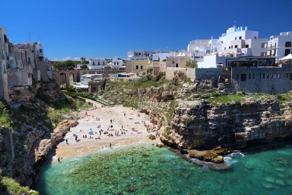 Plaża Lama Monchile w Polignano a Mare, Włochy