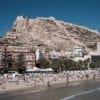 Plaża w Alicante oraz Zamek św. Barabry na wzgórzu, fot. Cale Weaver Unsplash
