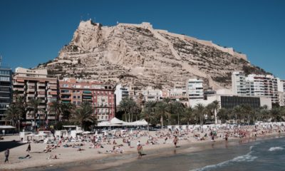 Plaża w Alicante oraz Zamek św. Barabry na wzgórzu, fot. Cale Weaver Unsplash