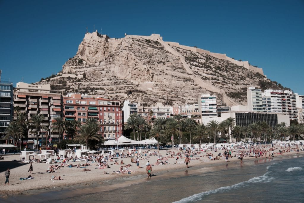 Plaża w Alicante oraz Zamek św. Barabry na wzgórzu, fot. Cale Weaver Unsplash