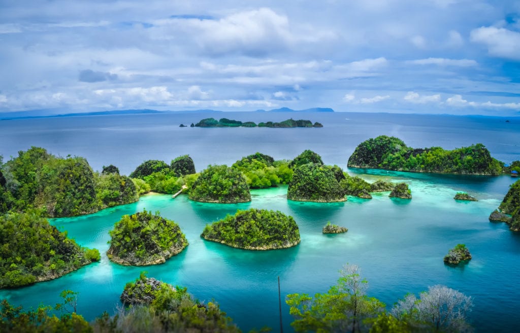 Raja Ampat, archipelag w Indonezji, 1500 wysp z piaszczystymi plażami i ukrytymi lagunami.
