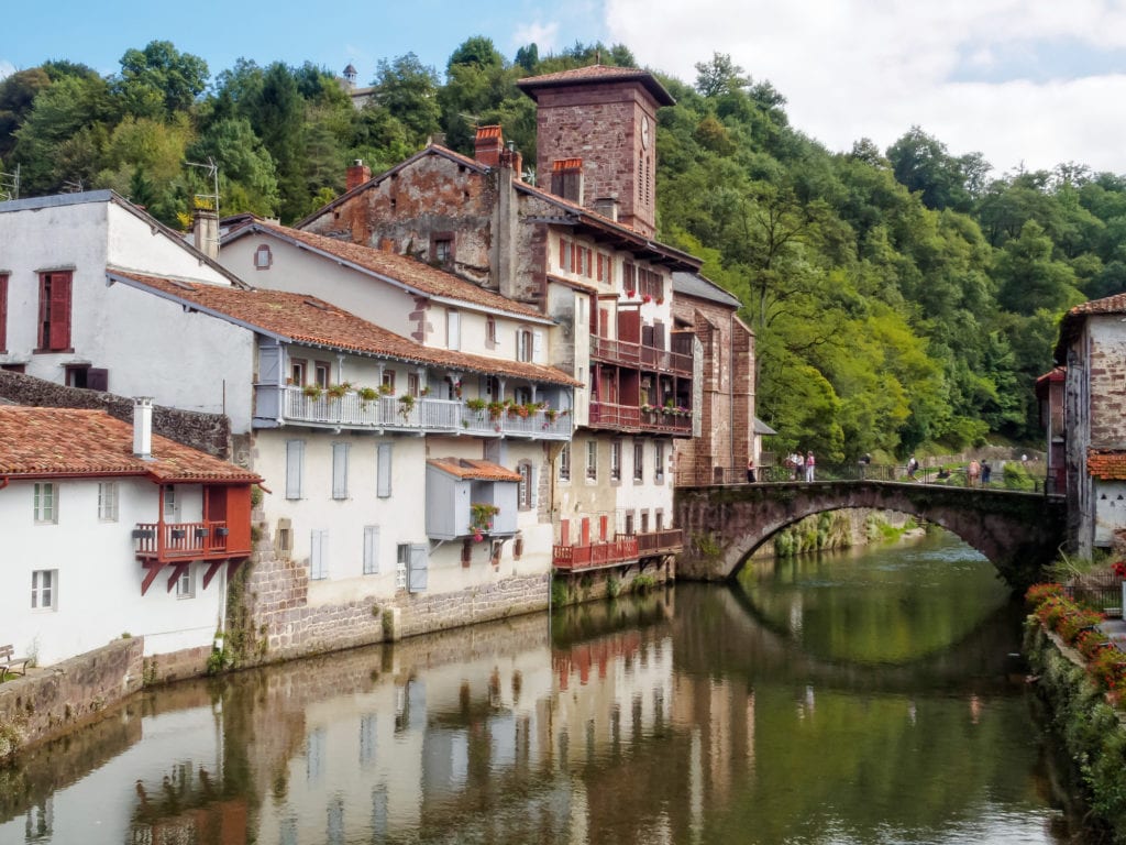 Rzeka Nive i Most Saint Jean w Saint-Jean-Pied-de-Port