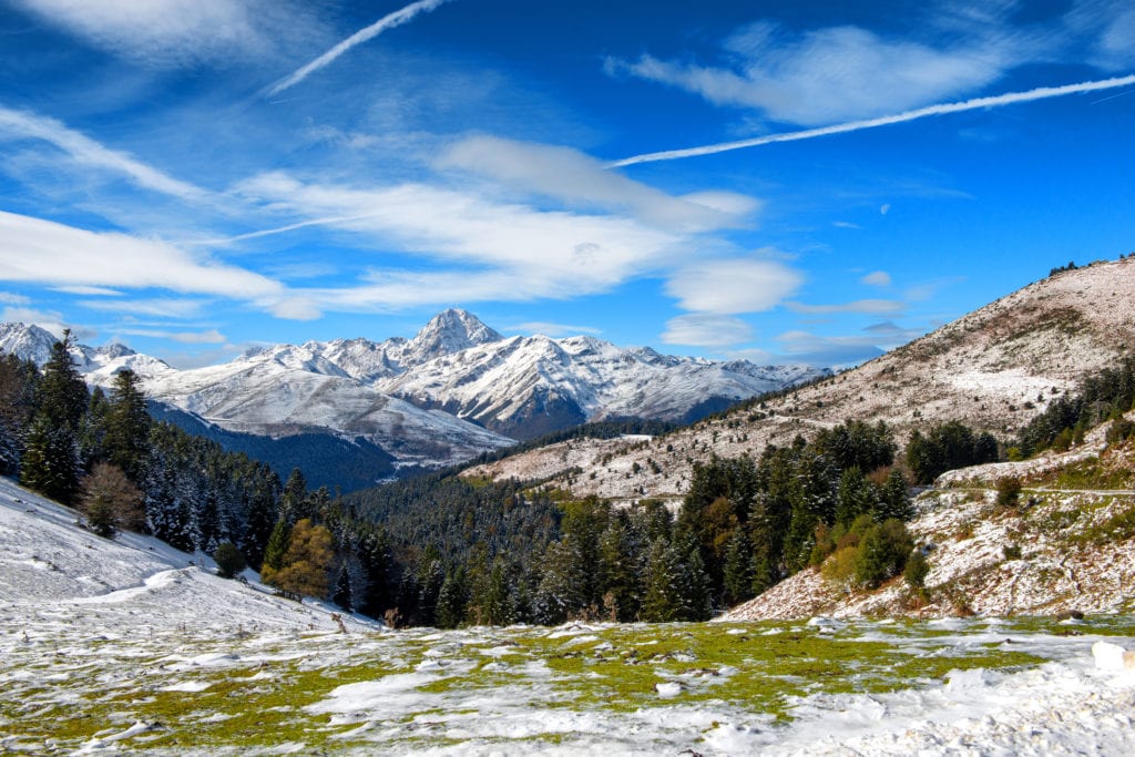 Panorama Pirenejów, w tle szczyt Pic du Midi de Bigorr
