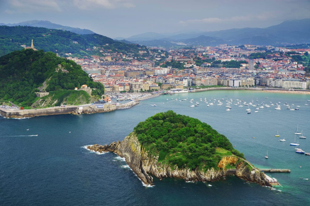 Wyspa Santa Clara w Zatoce La Concha w San Sebastián
