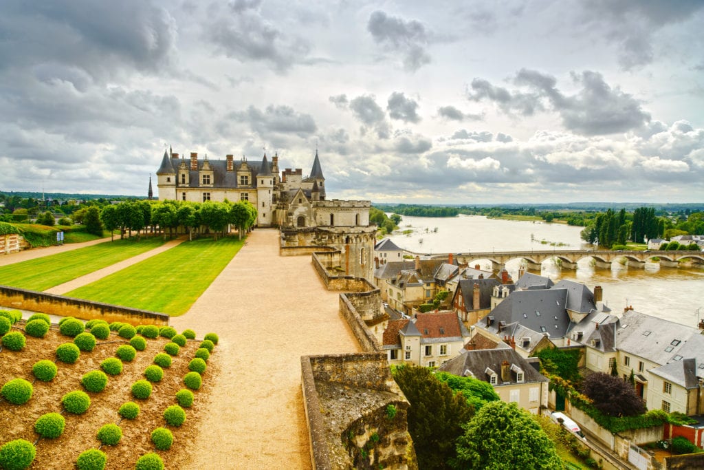 Na zamku w Amboise znajduje się grób Leonarda da Vinci, zamki nad Loarą Francja