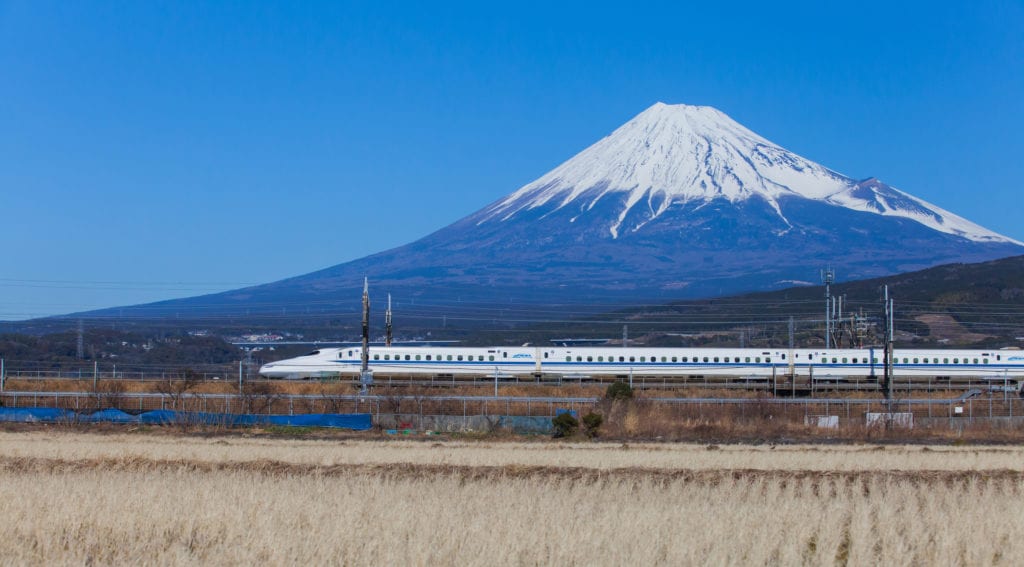 Podczas jazdy linią Tōkaidō Shinkansen można zobaczyć m.in. zaśnieżony szczyt góry Fudżi, Japonia