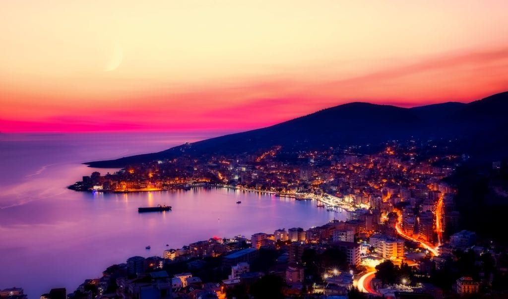 Sarada o zmroku, Albania
