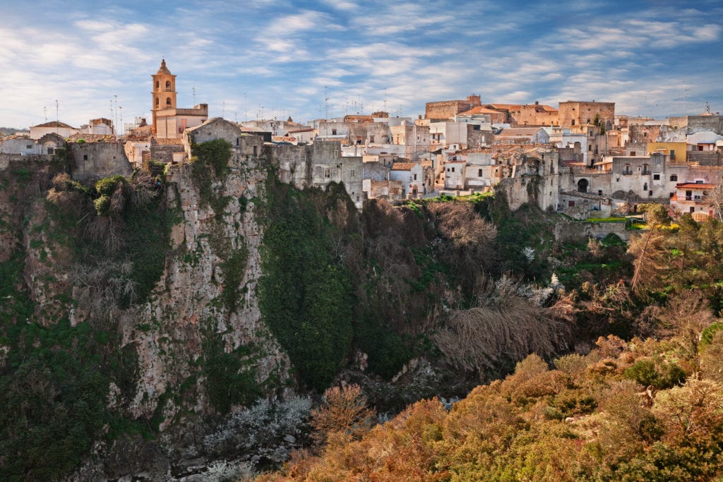 Miasto Laterza położone jest na zboczu kanionu w parku Terre delle Gravine, Apulia