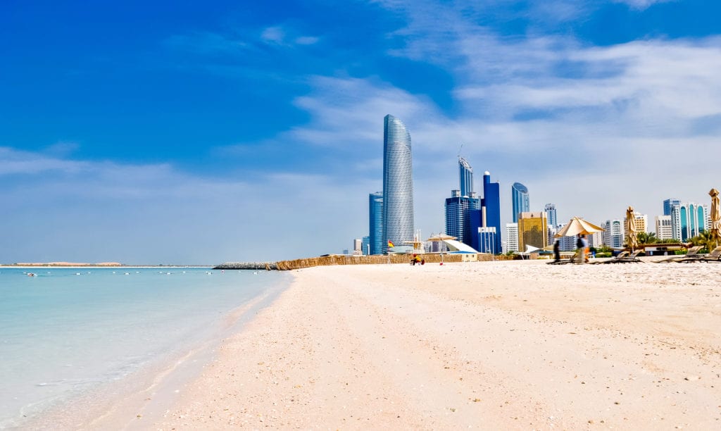 Piaszczysta plaża w Abu Zabi, ZEA