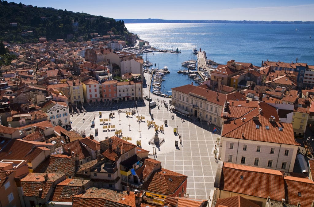 Piran położony jest nad Morzem Adriatyckim, Słowenia
