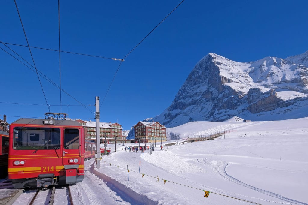 Pociąg na trasie między Kleine Scheidegg a przełęczą Jungfraujoch, Szwajcaria