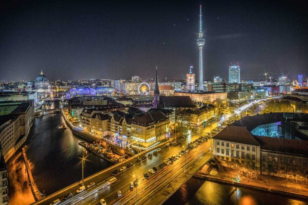 Panorama Berlina nocą, fot. Pomnik pomordowanych Żydów Europy,