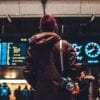 Tablica przylotów i odlotów na lotnisku