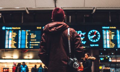 Tablica przylotów i odlotów na lotnisku