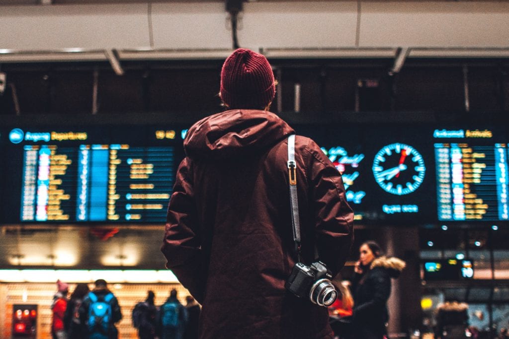 Tablica przylotów i odlotów na lotnisku