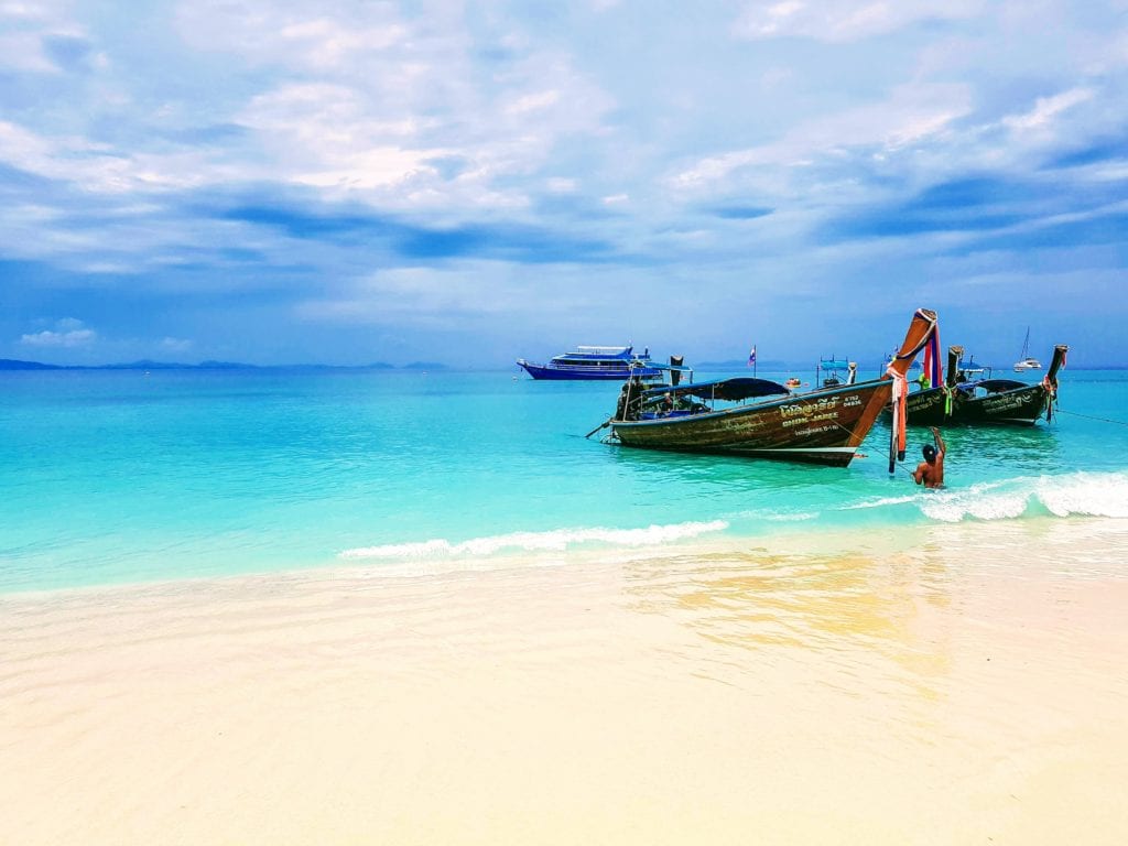 Wyspa Ko Phi Phi położona jest między wyspą Phuket a stałym lądem, Tajlandia