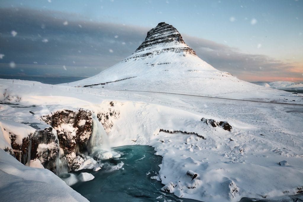 Góra Kirkjufell ma wysokość 463 m n.p.m., Islandia