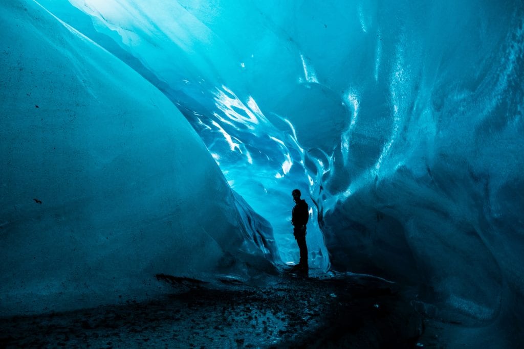W lodowej jaskini w Parku Narodowym Vatnajökull, Islandia