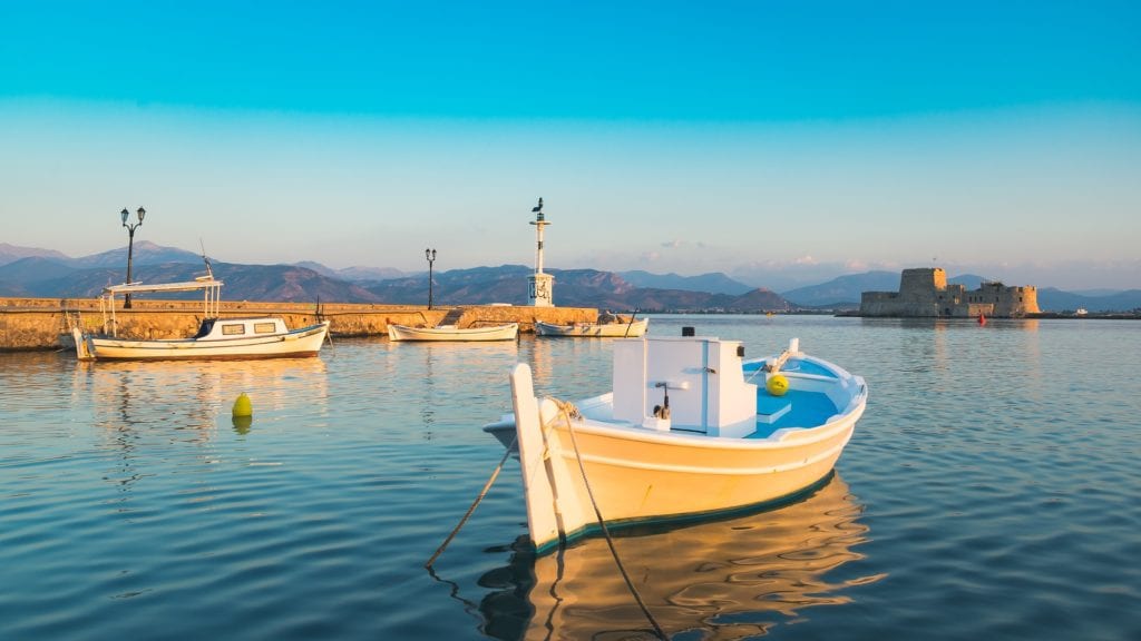 Nafplio, w tle wyspeka Bourtzi, Grecja