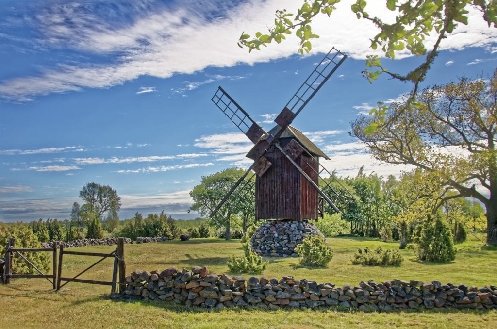 Na Saremie znajduje się wiele wiatraków, Estonia