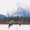 Dzieci grające hokej w Banff National Park, fot. Priscilla Du Preez Unsplash