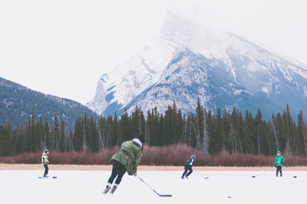 Dzieci grające hokej w Banff National Park, fot. Priscilla Du Preez Unsplash