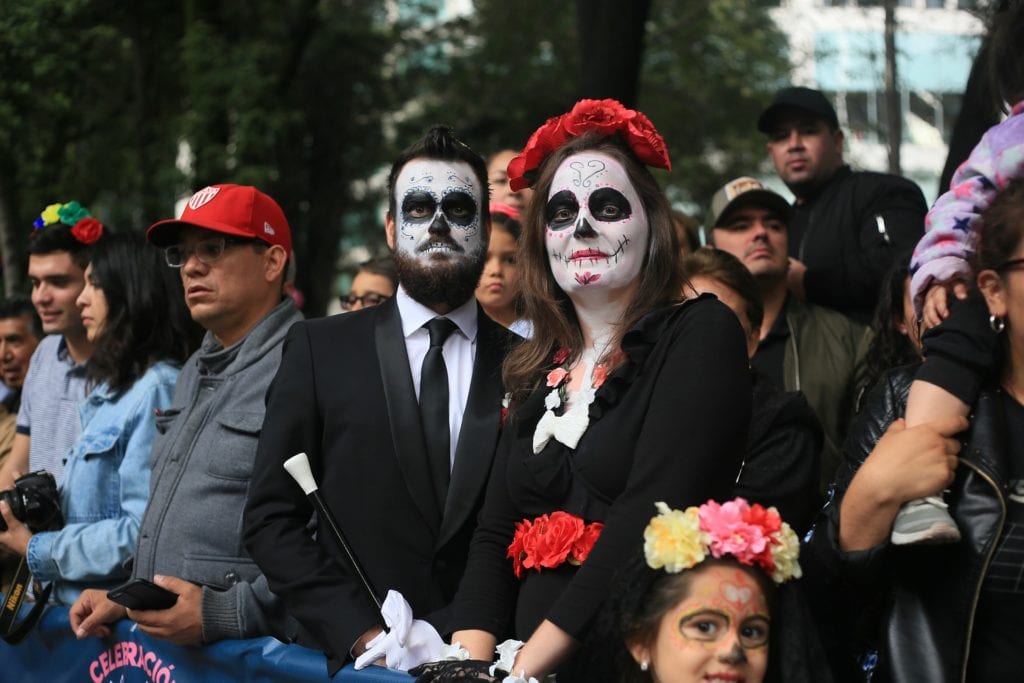 Día de Muertos jest jednym z najstarszych i najpopularniejszych świąt meksykańskich. Fascynujące jest w jego obchodach jest to, że jest przesycone radością i zabawą. Zmarli według tradycji cały czas uczestniczą w życiu żywych, fot. Jorge Arellano Pixabay