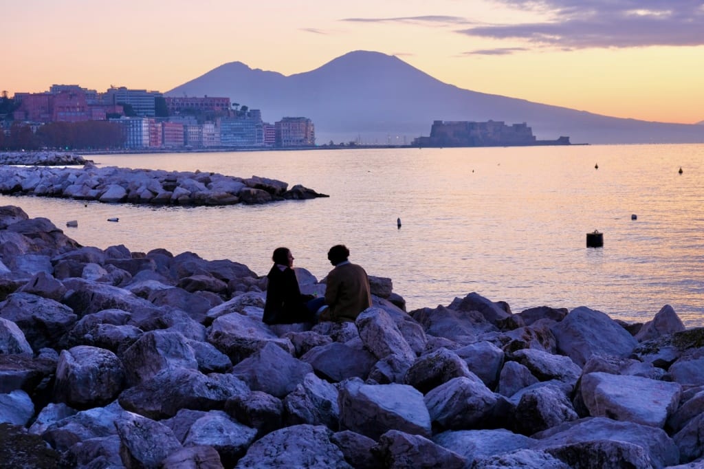 Pozzuoli - w oddali góruje Wezuwiusz, Neapo