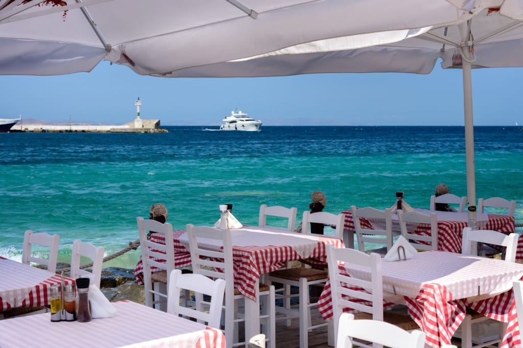 Rodzinne restauracje na brzegu morza na Mykonosie, fot. MustangJoe Pixabay