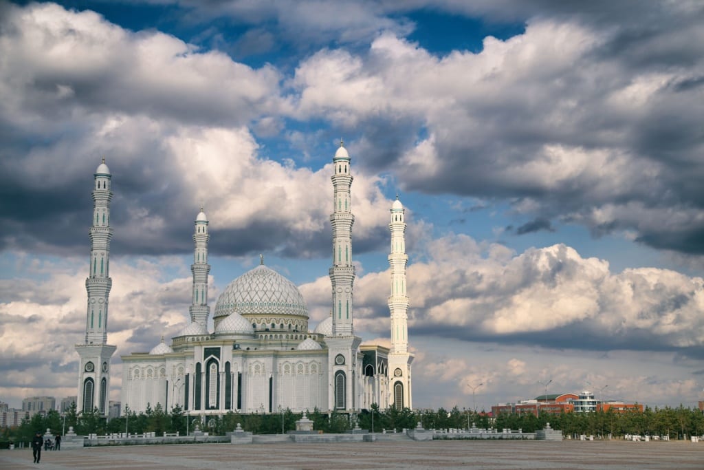 Biały pałac, meczet sułtana Hazreta w Nur-Sultan, Kazachstan