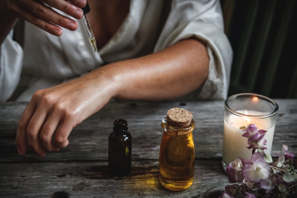 Olejek arganowy to popularny suwenir przywożony z Maroko, fot. Chelsea shapouri Unsplash