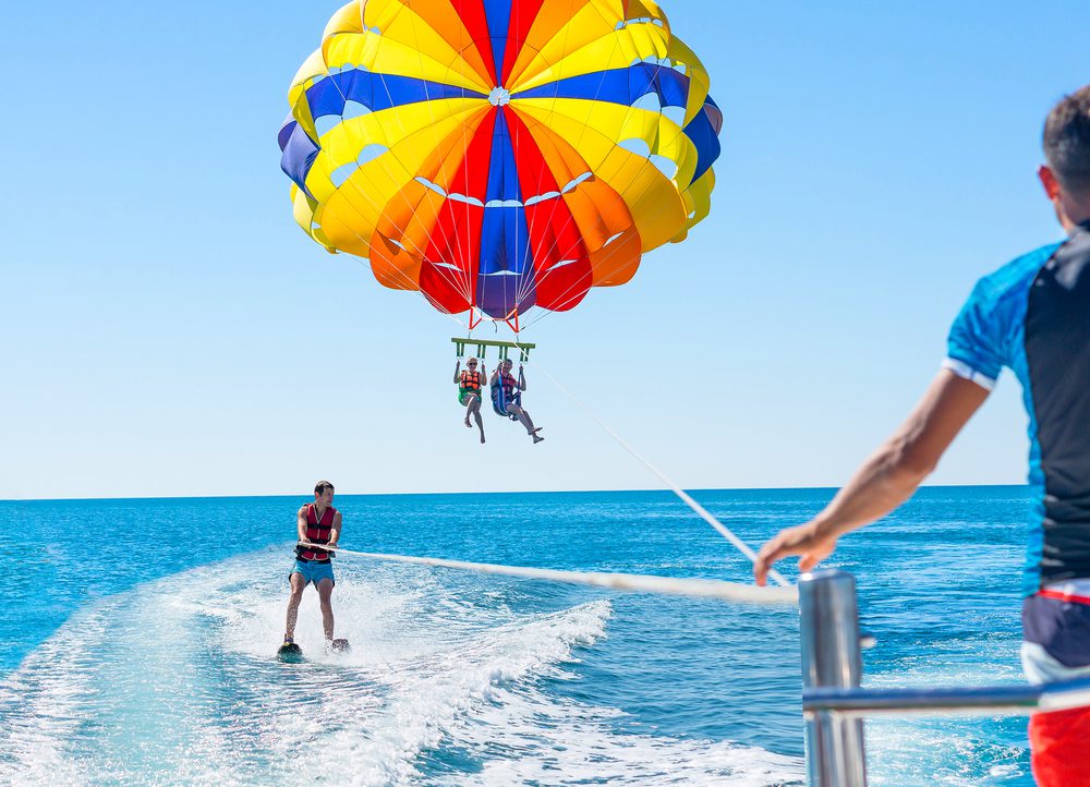 Parasailing w Dubaju, fot. J_UK Shitterstock