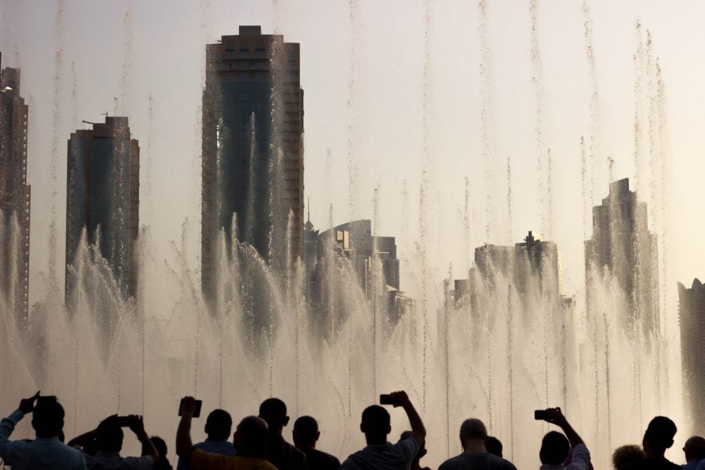 Dubai Fountain Boardwalk, fot. Roberto Martins Unsplash