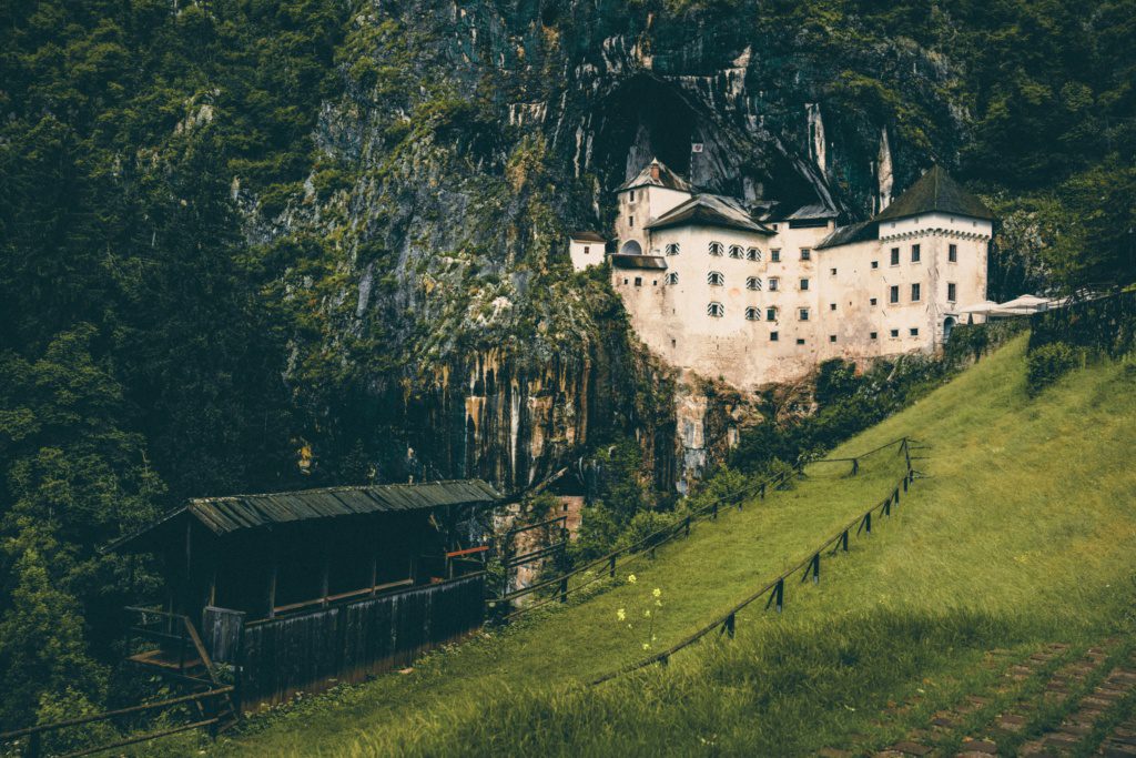 Zamek Predjama, fot. Chris Yang Unsplash