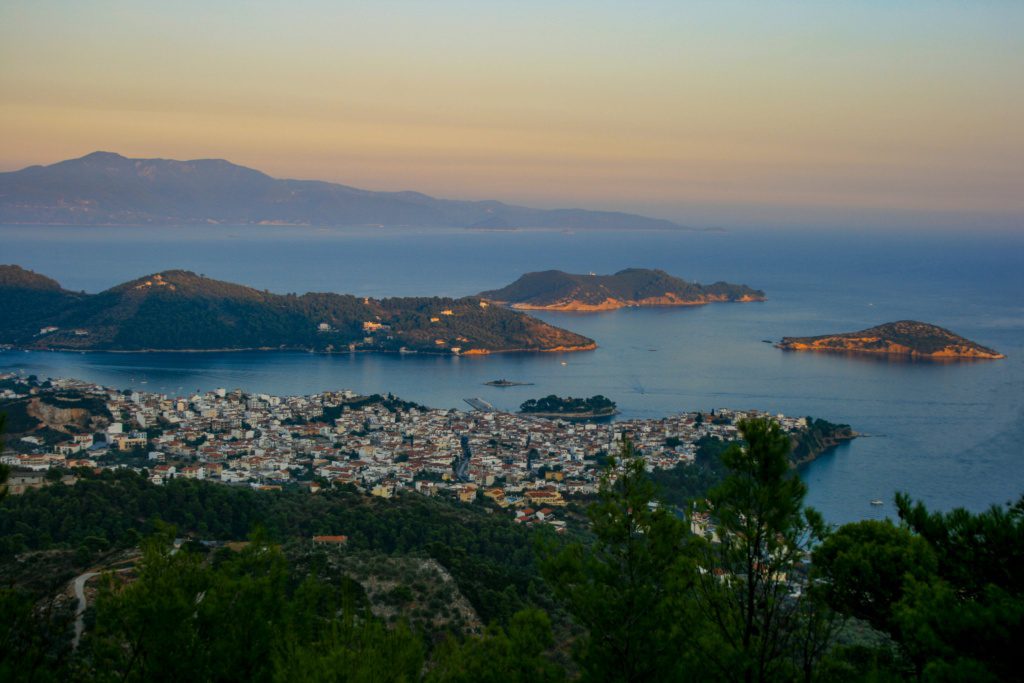 Widok na miasto Skiathos, fot. Nick Fewings Unsplash