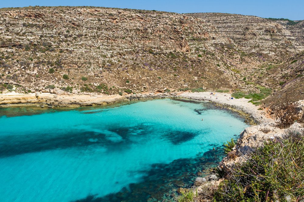 Plaża Cala Pulcino na wyspie Lampedusa