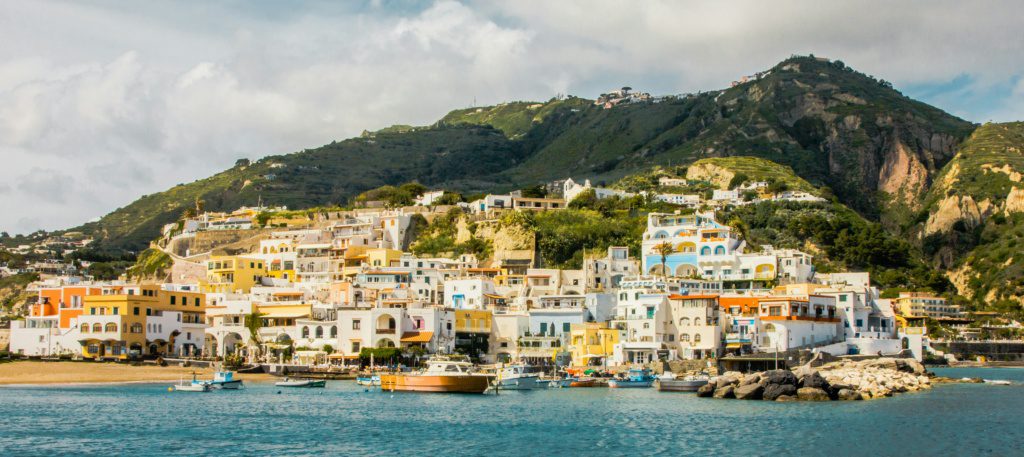 Widok na Sant'Angelo na Ischii, fot. Samuel C. Unsplash
